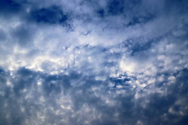 Mooie Pluizige Witte Cumulus Cirruswolken Een Diepblauwe Hemel — Stockfoto