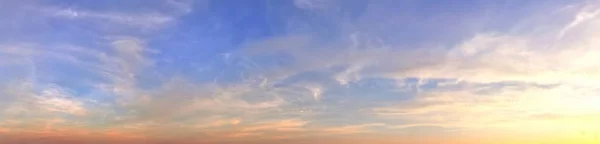 Wunderschönes Panorama Orangefarbener Und Gelber Wolkenlandschaften Bei Sonnenaufgang Sonnenuntergang Blauen — Stockfoto