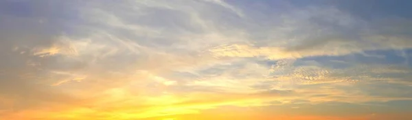 Prachtig Panorama Van Oranje Geel Clouds Capes Bij Zonsopgang Zonsondergang — Stockfoto