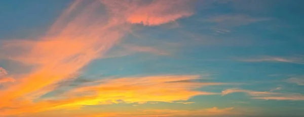 Wunderschönes Panorama Orangefarbener Und Gelber Wolkenlandschaften Bei Sonnenaufgang Sonnenuntergang Blauen — Stockfoto