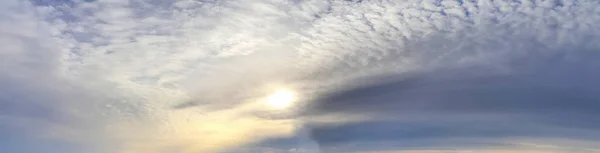 Hermoso Panorama Paisajes Nublados Anaranjados Amarillos Amanecer Atardecer Cielo Azul —  Fotos de Stock