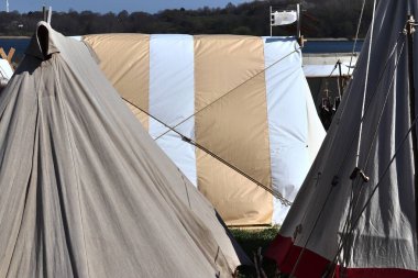 Mavi gökyüzünün önünde bez ve ahşaptan yapılmış eski vikingçadırı