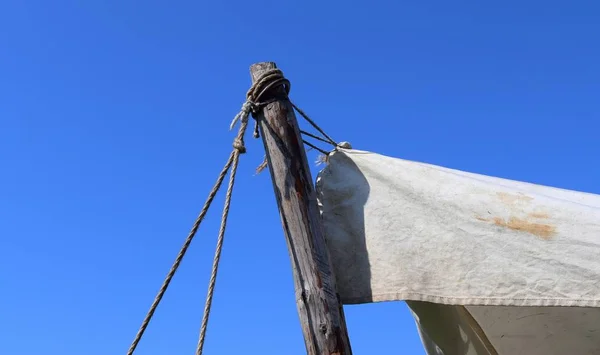 青空の前で布と木で作られた古いバイキングテント — ストック写真