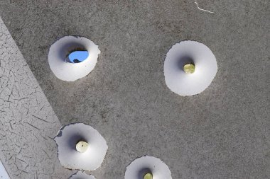 Almanya'da bulunan trafik tabelasında ki atış egzersizlerinden kurşun delikleri