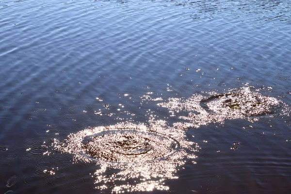 Поверхность Воды Голубого Озера Рябью Брызгами Падающими Отражении Солнечного Света — стоковое фото