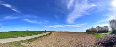 Kuzey Almanya'da bulunan mavi gökyüzü ile yeşil manzara yüksek çözünürlüklü panorama görünümü