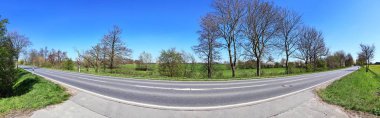 Kuzey Almanya'da bulunan mavi gökyüzü ile yeşil manzara yüksek çözünürlüklü panorama görünümü