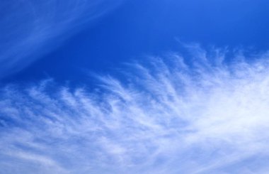 Güzel beyaz cirrus bulutlar derin mavi gökyüzünde yüksek