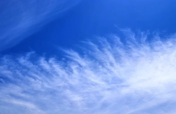 Güzel Beyaz Cirrus Bulutlar Derin Mavi Gökyüzünde Yüksek — Stok fotoğraf
