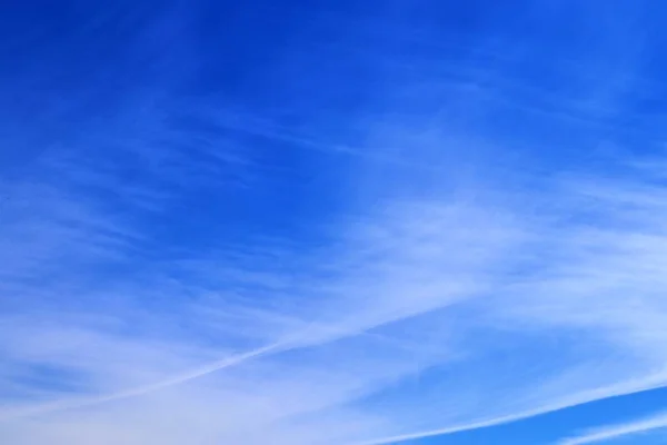 Bonito Cirro Branco Nuvens Altas Céu Azul Profundo — Fotografia de Stock