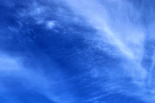 Bonito Cirro Branco Nuvens Altas Céu Azul Profundo — Fotografia de Stock