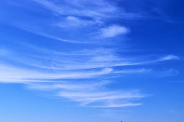 Güzel Beyaz Cirrus Bulutlar Derin Mavi Gökyüzünde Yüksek — Stok fotoğraf