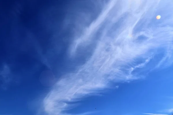 Beautiful White Cirrus Clouds High Deep Blue Sky — Stock Photo, Image