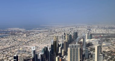 Güneşli bir günde Dubai şehir merkezi nin havadan görünümü
