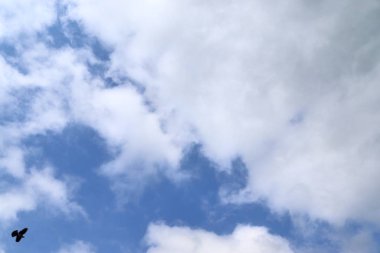 Güzel kabarık beyaz bulutlar derin mavi gökyüzünde güneş ışığı ile kaplı