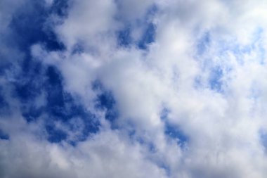 Güzel kabarık beyaz bulutlar derin mavi gökyüzünde güneş ışığı ile kaplı