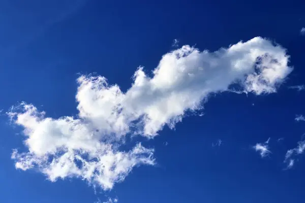 Beautiful Fluffy White Clouds Covered Sunlight Deep Blue Sky — Stock Photo, Image