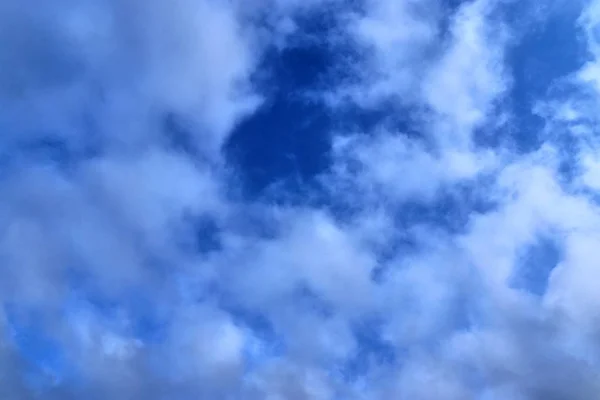 Mooie Pluizige Witte Wolken Bedekt Met Zonlicht Een Diepblauwe Hemel — Stockfoto