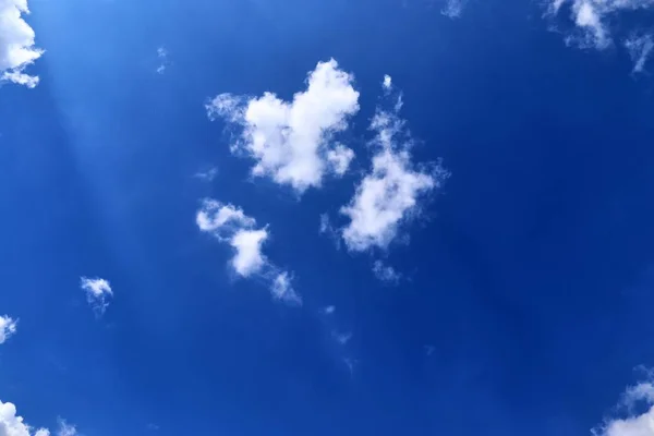Красивые Пушистые Белые Облака Покрытые Солнечным Светом Глубоком Голубом Небе — стоковое фото