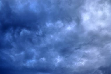 Fırtınadan hemen önce mavi gökyüzü unsurlarıyla karanlık oluşturan bulutlar