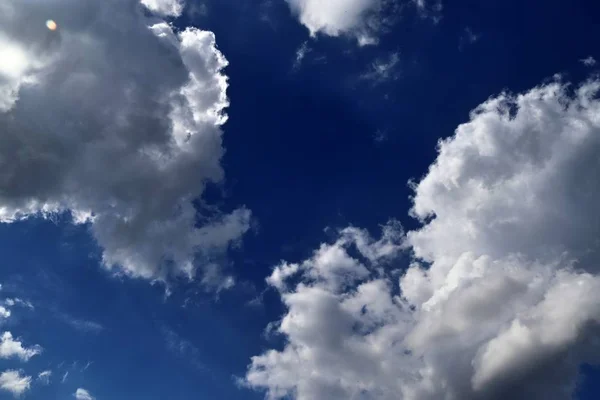 Donkere Vormende Wolken Met Blauwe Hemel Elementen Vlak Voor Een — Stockfoto