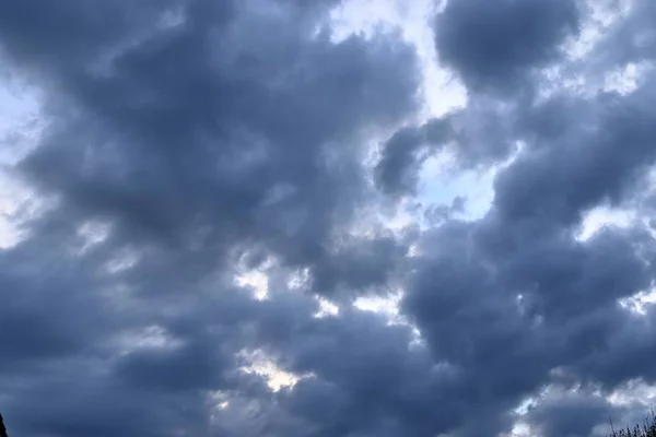 Dunkle Wolken Mit Blauen Himmelselementen Kurz Vor Einem Gewitter — Stockfoto