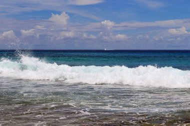 Cennet adası Seyşeller'deki beyaz plajlarda güzel sıçrayan turkuaz okyanus dalgaları