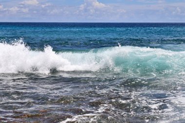 Cennet adası Seyşeller'deki beyaz plajlarda güzel sıçrayan turkuaz okyanus dalgaları