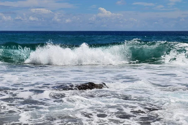 Piękne Rozpryskiwania Turkusowe Fale Oceanu Białych Plażach Rajskiej Wyspie Seszele — Zdjęcie stockowe