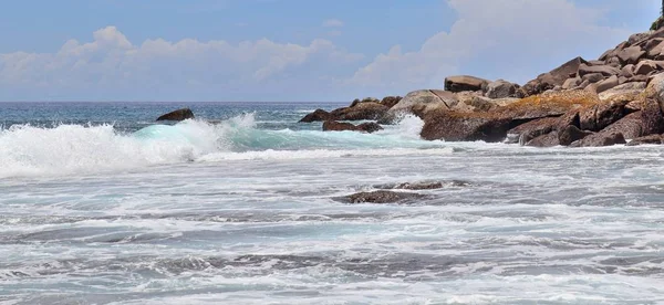 Piękne Rozpryskiwania Turkusowe Fale Oceanu Białych Plażach Rajskiej Wyspie Seszele — Zdjęcie stockowe