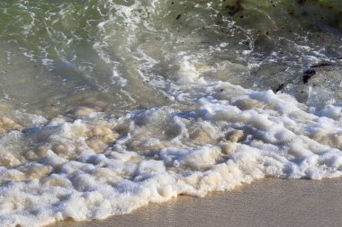 Cennet adası Seyşeller'deki beyaz plajlarda güzel sıçrayan turkuaz okyanus dalgaları