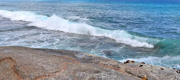 Piękne Rozpryskiwania Turkusowe Fale Oceanu Białych Plażach Rajskiej Wyspie Seszele — Zdjęcie stockowe