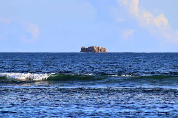 Piękne Rozpryskiwania Turkusowe Fale Oceanu Białych Plażach Rajskiej Wyspie Seszele — Zdjęcie stockowe