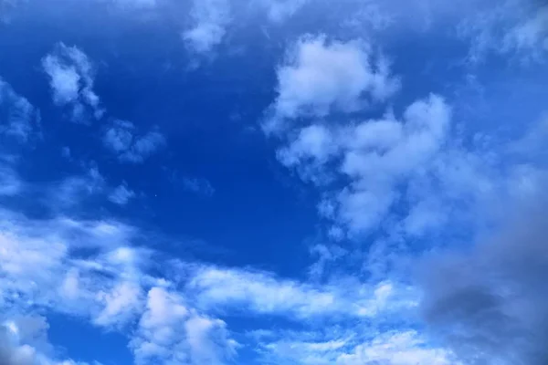 Beautiful Mixed Cloud Formations White Grey Cumulus Clouds Sunlight Blue — Stock Photo, Image