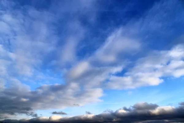 Wunderschöne Gemischte Wolkenformationen Mit Weißen Und Grauen Kumuluswolken Sonnenlicht Blauen — Stockfoto
