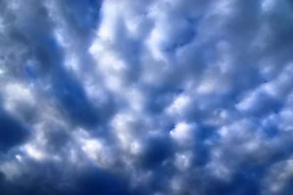 Beautiful Mixed Cloud Formations White Grey Cumulus Clouds Sunlight Blue — Stock Photo, Image