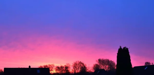 Όμορφο Ηλιοβασίλεμα Σύννεφο Σχηματισμούς Ένα Πορτοκαλί Και Μπλε Ουρανό — Φωτογραφία Αρχείου