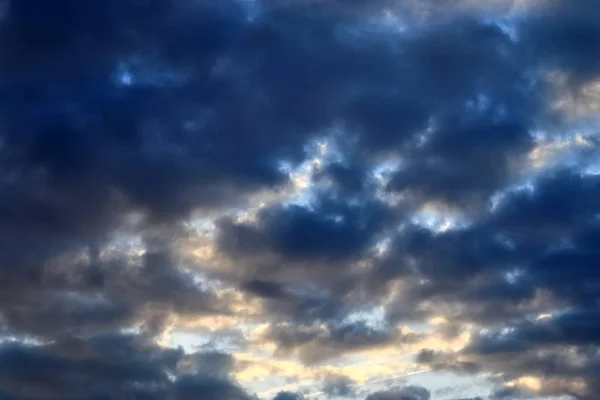 Prachtige Zonsondergang Wolkenformaties Een Oranje Blauwe Hemel — Stockfoto