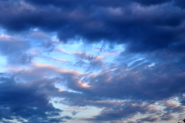 Wunderschöne Wolkenformationen Bei Sonnenuntergang Orangen Und Blauen Himmel — Stockfoto