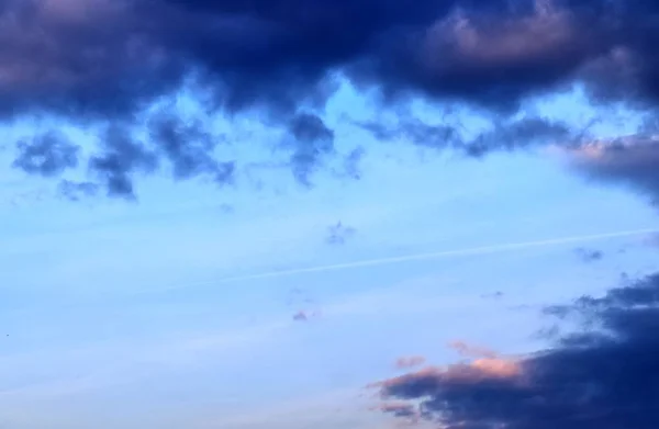 Belle Formazioni Nuvole Tramonto Cielo Arancione Blu — Foto Stock
