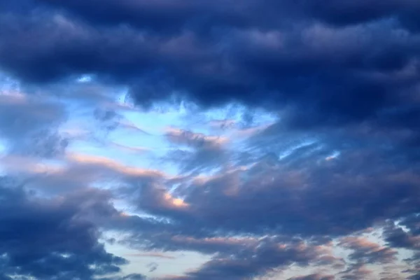 Prachtige Zonsondergang Wolkenformaties Een Oranje Blauwe Hemel — Stockfoto