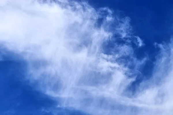 Hermosas Nubes Cirros Formaciones Nubes Naturales Cielo Azul Profundo Visto —  Fotos de Stock