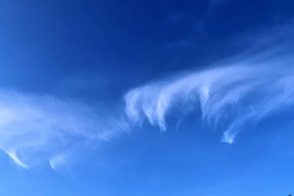 Belle Nuvole Cirri Formazioni Nubi Naturali Cielo Blu Profondo Visto — Foto Stock
