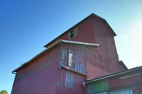 在阳光明媚的日子里 一个年老和废弃的农舍的详细视图 — 图库照片