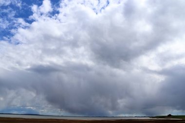 Yağmur yağmurundan hemen önce mavi bir gökyüzünde bulutları oluşturan karanlık
