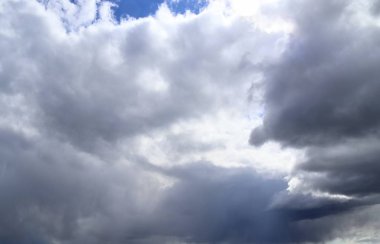 Yağmur yağmurundan hemen önce mavi bir gökyüzünde bulutları oluşturan karanlık