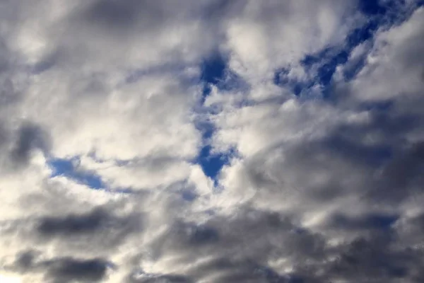 Тёмные Облака Голубом Небе Прямо Перед Дождём — стоковое фото