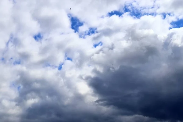Dunkle Wolken Blauen Himmel Kurz Vor Einem Regenschauer — Stockfoto
