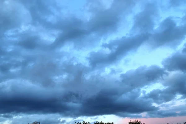 Тёмные Облака Голубом Небе Прямо Перед Дождём — стоковое фото