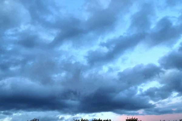 Dunkle Wolken Blauen Himmel Kurz Vor Einem Regenschauer — Stockfoto